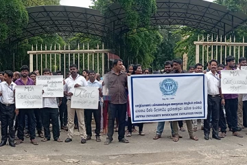 யாழ். பல்கலைக்கழக ஜனநாயக ஊழியர் சங்கத்தினரால் போராட்டம் முன்னெடுப்பு
