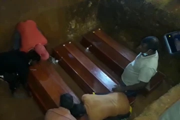 தீயில் கருகி உயிரிழந்த ஐவர்! - விபத்தா? கொலையா? தொடரும் மர்மம்