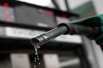 பெட்ரோல் டீசல் விலை மேலும் உயர்கிறது : நிதி அமைச்சகம் தகவல்