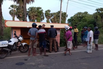 யாழில் கட்டுப்பாட்டை இழந்து தடம் புரண்ட மோட்டார் சைக்கிள்...ஒருவர் உயிரிழப்பு