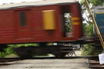 ශීඝ්‍රගාමී දුම්රියක වාහනයක් ගැටෙයි..