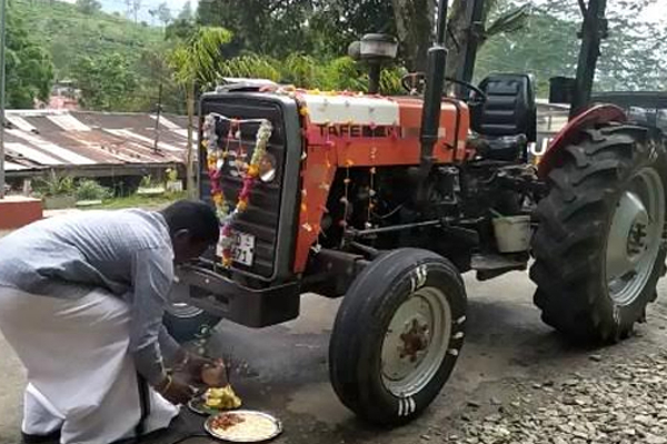 உள்ளூராட்சி சபை குப்பை சேகரிக்கும் உழவு இயந்திர சாரதியின் நெகிழவைத்த செயல்! | Council Garbage Collection Plow Driver