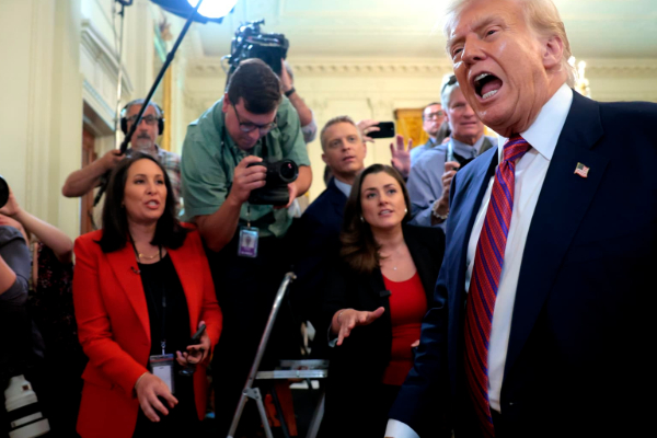 பத்திரிகை மீது 10 பில்லியன் டாலர் கேட்டு டிரம்ப் வழக்கு | Trump Sues Newspaper For 10 Billion