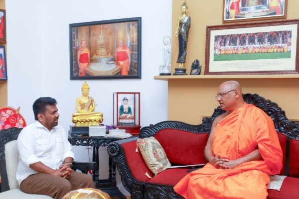 வரகாகொட ஸ்ரீ ஞானரதன தேரரைச் சந்தித்த ஜனாதிபதி அநுர | Anura Meets Venerable Sri Gnanarathana Thero