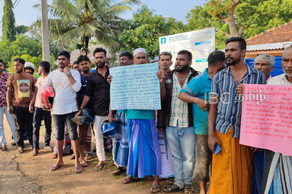 பாதிக்கப்படாதவர்களுக்கு 25,000 ரூபா...! வவுனியாவில் போராட்டத்தில் குதித்த மக்கள். | Vavuniya Villagers Protest Over Flood Aid Delay