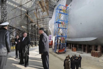 முதல்முறையாக அணுசக்தி கப்பலை வெளிக்காட்டிய வடகொரியா! அமெரிக்காவுக்கும் அச்சுறுத்தல் என தென்கொரியா பதற்றம்