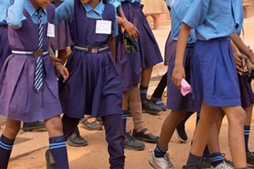 ஆடை இல்லாமல் பள்ளிக்கு வரக்கூறிய ஆசிரியர்: அதிர்ச்சியில் மாணவர்கள்