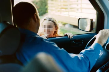 சுவிஸில் இரு பள்ளி மாணவிகளிடம் ஆசை வார்த்தை கூறிய மர்ம நபர்