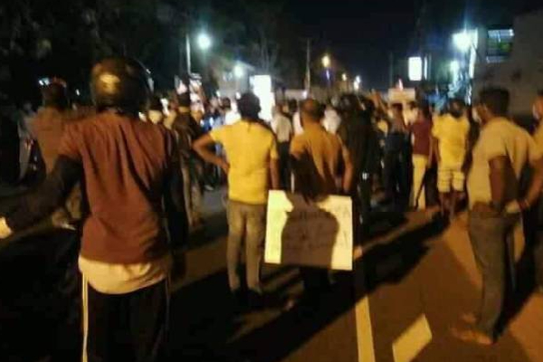 உச்சக்கட்ட பதற்றத்தில் இலங்கை: கோட்டாபய வீட்டிற்கு முன் திணறும் பொலிஸார்! | Sri Lanka Financial Crisis Gotabaya Protest People உச்சக்கட்ட பதற்றத்தில் இலங்கை: கோட்டாபய வீட்டிற்கு முன் திணறும் பொலிஸார்! | Sri Lanka Financial Crisis Gotabaya Protest People