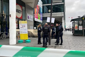 பாரீசில் மிரட்டல் விடுத்த ஹிஜாப் அணிந்த பெண் சுட்டு சிறைபிடிப்பு