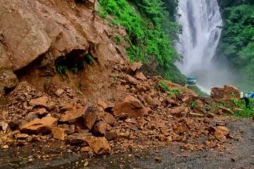 නායයාම නිසා ප්‍රධාන මාර්ගයක් වස දැමේ..!