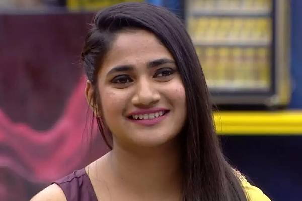 நடிகை லாஸ்லியாவா இது, அவரது லேட்டஸ்ட் வீடியோ பார்த்து வருத்தத்தில் ரசிகர்கள்- என்ன இப்படி? | Actress Losliya Latest Video Fans Shock