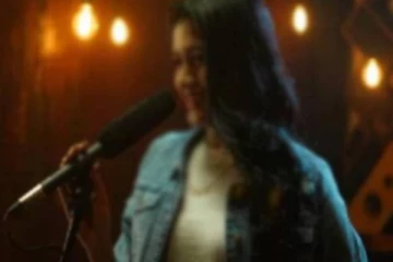 திருமணமாகாத ஒல்லி இசையுடன் ஊர் சுற்றும் பிரம்மாண்டத்தின் மகள்.. எச்சரித்து அனுப்பிய பிரபலங்கள்..