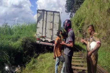 ரயில் தண்டவாளத்தில் பயணித்த லொறி