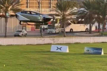 ලෝකේ ප්‍රථම පියාසර කරන ගුවන් යානය අත් හදා බලයි.. (VIDEO)