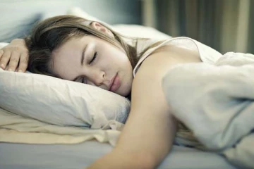 இரவில் கவிழ்ந்து படுத்து தூங்குபவரா நீங்கள்? அந்த தவறை மட்டும் செய்யாதீங்க