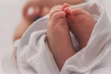 2 இதயம் 4 கால்களுடன் பிறந்த விசித்திர குழந்தை - டாக்டர்கள் ஆச்சர்யம்!