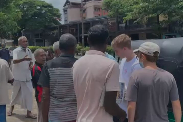 மக்களுக்கு மதிய உணவு பொட்டலங்களை வழங்கும் வெளிநாட்டவர் (Video) | Foreigner Delivering Lunch Packets To People