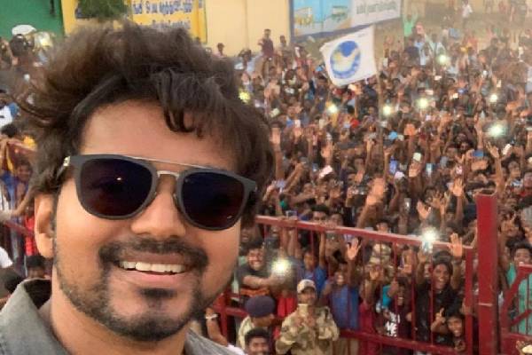 ஆன்லைன் மூலம்  ரசிகர் மன்றத்தினரை சந்திக்கும் விஜய் : காரணம் என்ன? - தமிழ்நாடு