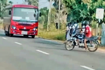 கிளிநொச்சியில் மாணவர்களை உதாசீனம் செய்யும் பேருந்துக்கள் ; கண்டுகொள்வார்களா அதிகாரிகள் !