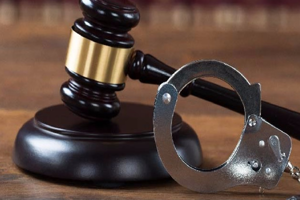 பொலிஸ் பாதணிகளை அணிந்து வழக்குக்கு சென்றவர் கைது | Man Arrested Going To Court Wearing Police Shoes