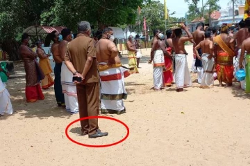 கோபுர வாசலில் பாதணிகளுடன்  நடமாடிய பொலிஸார்; பக்தர்கள் கவலை