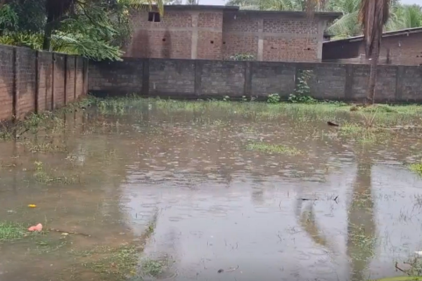 முற்றாக வெள்ளத்தில் மூழ்கிய அம்பாறையின் பிரதான வீதிகள் | Main Streets Of Ampara Flooded