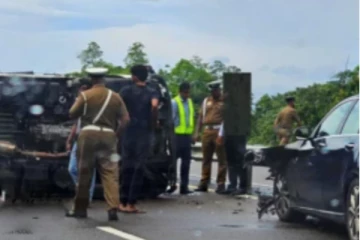 பாலர் பாடசாலை மாணவர்கள் மீது பாய்ந்த கார் ; ஆறு பேர் படுகாயம்