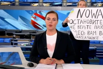 ரஷ்ய தொலைக்காட்சி நேரடி செய்தியை குழப்பி போராட்டம் நடத்திய பெண் செய்தி ஆசிரியர்!(வீடியோ)