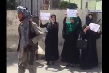 காபூலில் தலிபான்களுக்கு எதிராக வெடித்த முதல் போராட்டம்! களத்தில் இறங்கிய பெண்கள்