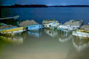 திருகோணமலை உப்பாறு பகுதியில் கடற்படையினரால் கைப்பற்றப்பட்ட படகுகள்