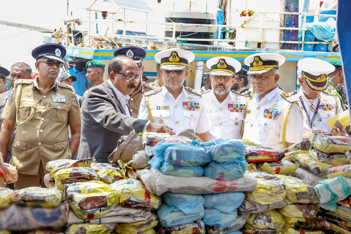 தென் கடலில் போதைப்பொருள், ஆயுதங்களுடன் கைதான 10 பேர் : நீதிமன்றின் உத்தரவு | Court Order To Who Arrested With Drugs And Weapons தென் கடலில் போதைப்பொருள், ஆயுதங்களுடன் கைதான 10 பேர் : நீதிமன்றின் உத்தரவு | Court Order To Who Arrested With Drugs And Weapons