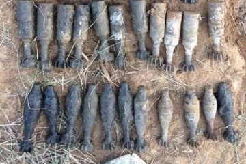 சாலைப்பகுதியில் 15 மோட்டார் குண்டுகள் மீட்பு