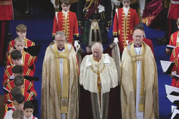 மகுடம் சூடி இங்கிலாந்தின் அதிகாரபூர்வ மன்னரானார் சார்லஸ் ! | Charles Became The Official King Of England