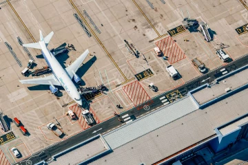 பிரித்தானியாவில் தீவிர வெப்பநிலை - லூடன் விமான நிலையத்தில் விமானங்கள் நிறுத்தம்