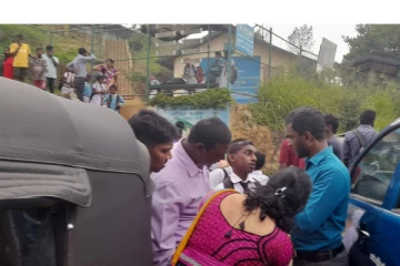 குளவி கொட்டுக்கு இலக்காகி 17 பாடசாலை மாணவர்கள் பாதிப்பு (PHOTOS)