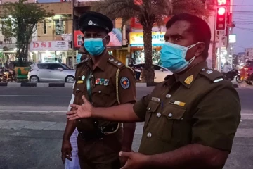 காத்தான்குடியில் முகக்கவசம் அணியாது பயணித்தவர்களை எச்சரித்த பொலிஸார்