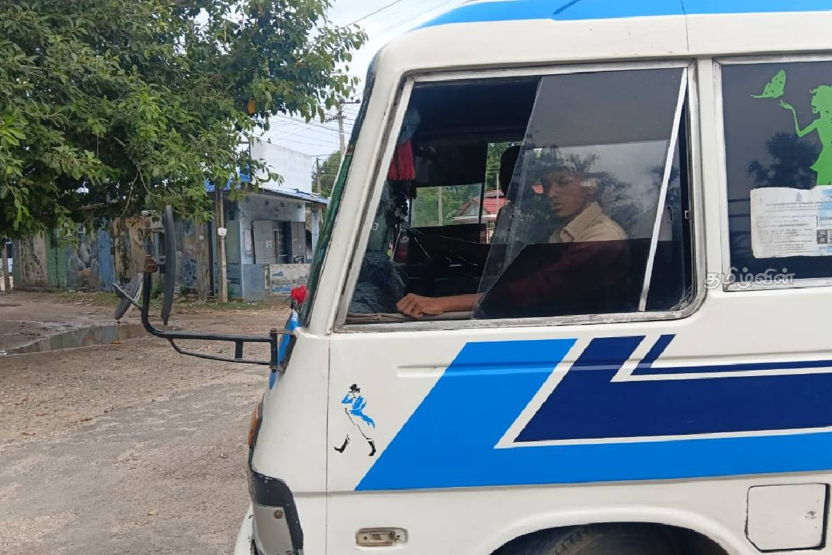 யாழில் இடை நடுவில் பயணிகளை இறக்கி விட்டு சென்ற தனியார் சிற்றூர்தி! | Private Minibus 751 Dropped Off Passengers Midway யாழில் இடை நடுவில் பயணிகளை இறக்கி விட்டு சென்ற தனியார் சிற்றூர்தி! | Private Minibus 751 Dropped Off Passengers Midway