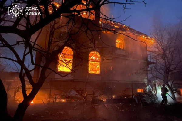 russia strike on kyiv befor zelensky meet trump