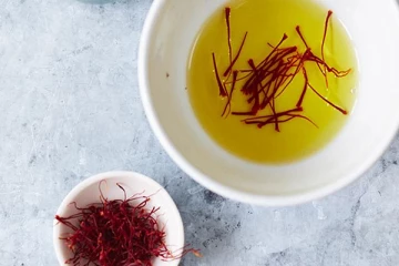 வெறும் வயிற்றில் காலையில் ஒரு கிளாஸ் குங்குமப்பூ நீரை குடிப்பதனால் கிடைக்கும் நன்மைகள் என்ன தெரியுமா?