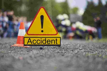 ஆடைத்தொழிற்சாலை பணியாளர்களை ஏற்றிவந்த பேருந்து வயலுக்குள் கவிழ்ந்தது: பலர் காயம்