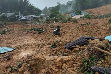 பூமிக்குள் மொத்தமாக புதையுண்ட மக்கள்: மீட்புப் பணி தீவிரம்