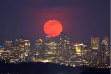 சிலி வானை அலங்கரித்த "பிங்க் மூன்": பிரம்மாண்டமாய் ஒளிர்ந்த நிலவு