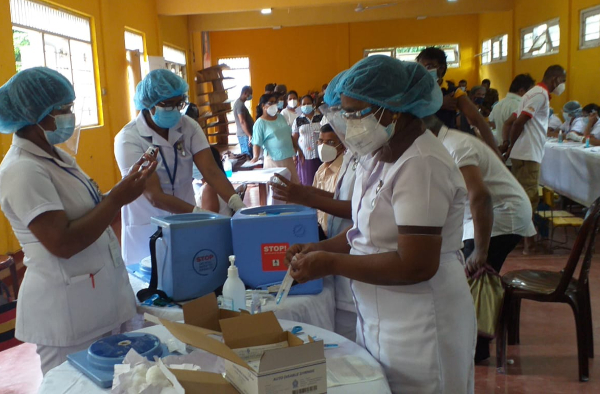 එන්නත් කරනයට දැඩි උනන්දුවක්  ...(photo) | Srilanka Health