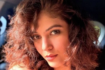 வெளிநாட்டில் செம கிளாமரான உடைகளுடன் வலம் வரும் ஷெரின்