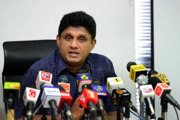 கொரோனா தடுப்பூசியினைப் பெற்றுக் கொண்ட எதிர்க்கட்சித் தலைவர்!