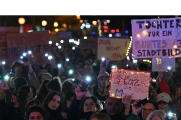 பெண்கள் குறித்து ஜேர்மன் சேன்ஸலர் கூறிய கருத்துக்கு எதிர்ப்பு: 2,000 பேர் ஆர்ப்பாட்டம்