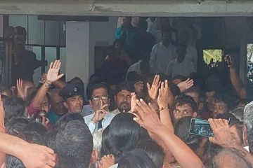 கல்முனையில் பொதுமக்களினால் தடுத்து நிறுத்தப்பட்ட அரசாங்க அதிபர்! நிலவிய பதற்றம்