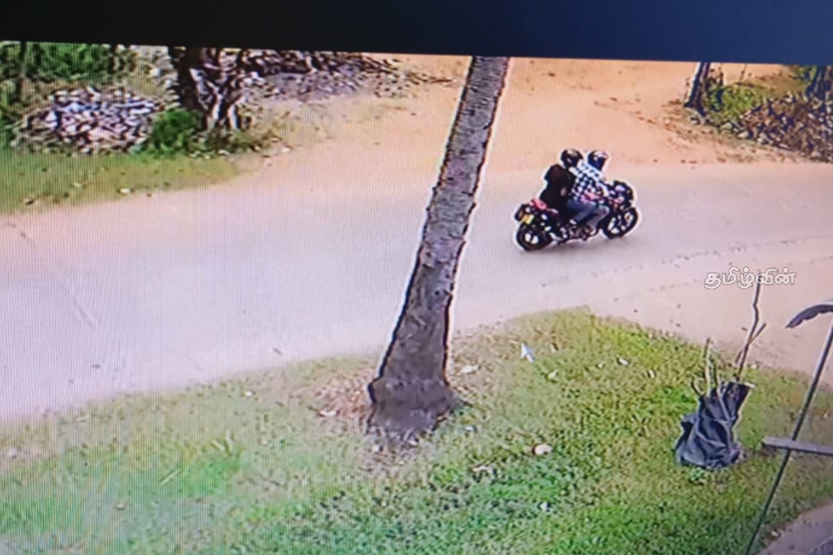 முள்ளியவளையில் தங்கச்சங்கிலி அறுத்து தப்பி சென்ற இரு இளைஞர்கள்:விடுக்கப்பட்டுள்ள கோரிக்கை | 2 Youths Cut Off A Woman S Gold Chain Mulliyawalai