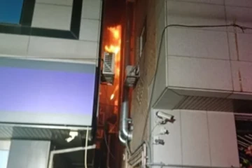 கரப்பான் பூச்சிக்கு பயந்து வீட்டைக் கொளுத்திய பெண்; அயல்வீட்டு பெண் உயிரிழப்பு